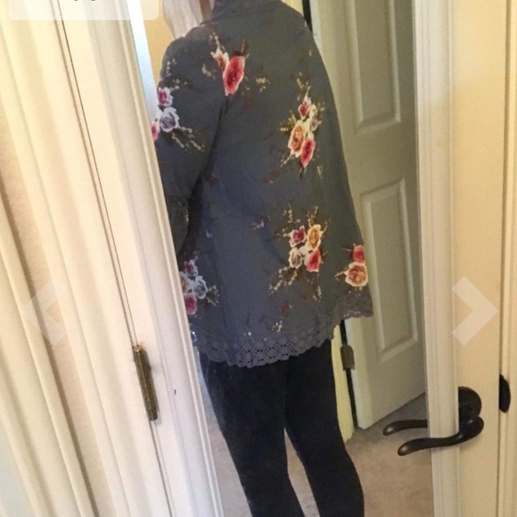 Floral Kimono W/ Lace Patchwork - Picture 7 of 8